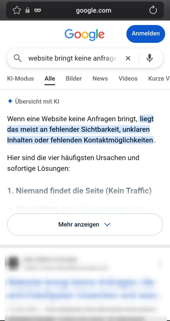 Google-Suche am Handy nach „website bringt keine anfrage“: Ganz oben steht die Übersicht mit KI, das erste normale Suchergebnis folgt erst darunter.